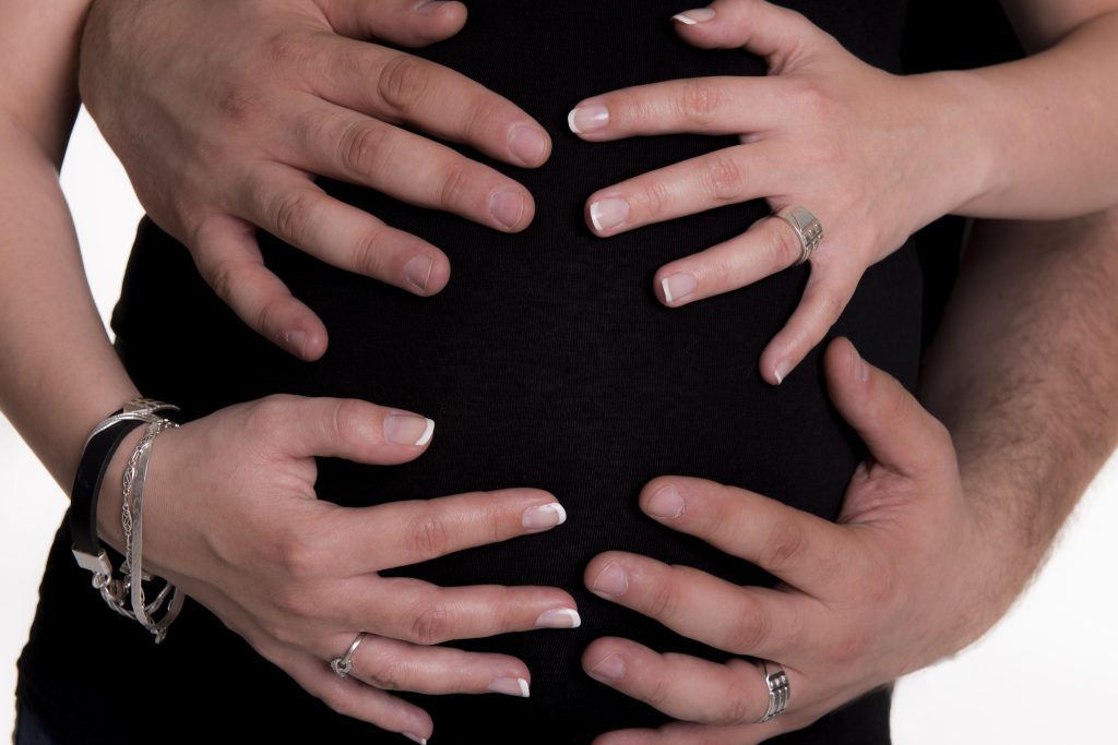 ręce na ciążowym brzuszku