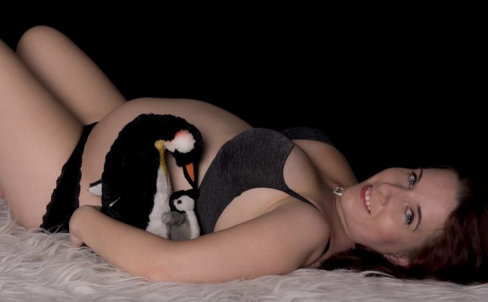 brzuszkowa sesja zdjęciowa z pingwinem