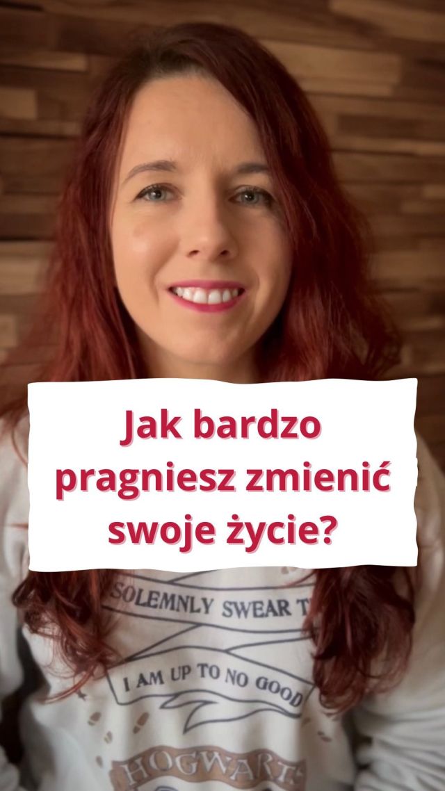 Chcesz zmienić swoje życie? Czekasz, aż będzie nowy tydzień, miesiąc, rok? Mówisz, że po przeprowadzce Twoje życie będzie wyglądało inaczej? A jak tam Twoja głowa? Czy masz rozpracowane przekonania, które za pierwszym (a pewnie i kolejnym) razem sprawiły, że teraz chcesz coś zmienić? Samo wymyślenie, co chcesz zmienić, zaplanowanie i rozpoczęcie może nie wystarczyć, jeśli w Twojej głowie nadal są te same myśli. Chociaż głowa jest na górze, to odpowiednie myślenie jest fundamentem niezbędnym do efektywnej zmiany. To podstawa, o którą musisz zadbać, żeby faktycznie doświadczyć zmiany. ---- Skomentuj WORKBOOK, a wyślę Ci link do workbooka, w którym znajdziesz dwa ćwiczenia pomagające znaleźć odpowiedniego partnera lub poprawić istniejący już związek. --- Obserwuj po więcej @chicamala.pl #lekcjażycia #motywacja #zmiana #zmiany #zmianynalepsze #zmianyzmiany #zmianysądobre