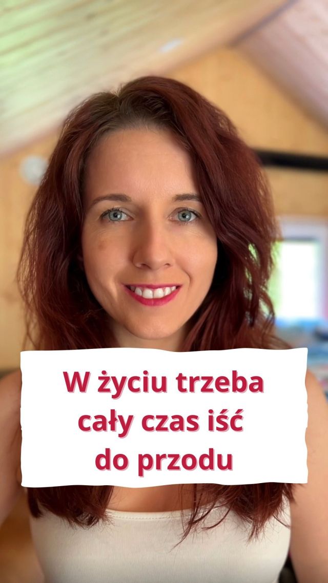 Ja wiem, że to nie jest proste. Ba, to jest czasem cholernie trudne, żeby zrobić choćby jeden krok do przodu. Często wydaje się nam w takich momentach, że ktoś zasłania nam oczy i każe iść na ślepo. Czasem czujemy, że otacza nas mgła i nie widzimy nic dalej niż na wyciągnięcie ręki. Ten strach, żeby się ruszyć bywa paraliżujący. Potrafi odbierać dech z piersi. Czasem jednak najgorsze to jest właśnie stać w miejscu oglądając się na przeszłość, która nie wróci. Masz tylko jedno dziś. Nie zmarnuj go. #lekcjazycia #lekcjażycia #mądrości #mądrościżyciowe #życiowemądrości #motywacjadodziałania #motywacjadodziałania
